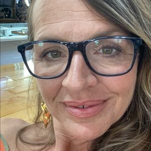 Meet your Posher, Cassandra